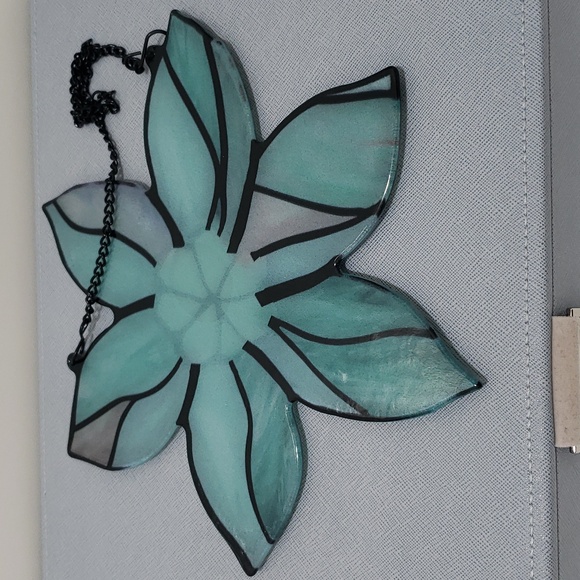 New Beautiful Exotic Flower Shaped Stained Glass with Chain for Hanging - Picture 7 of 10